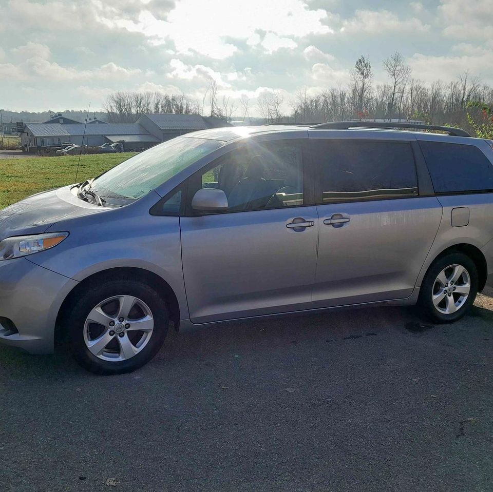 2012 Toyta Sienna LE